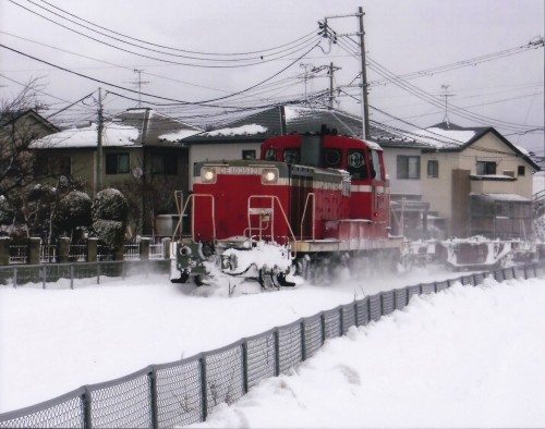 住宅街を駆け抜ける貨物列車(Kさん,秋田県）