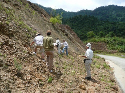 2013.5.5 ホーチミンルート沿いでの地すべり調査